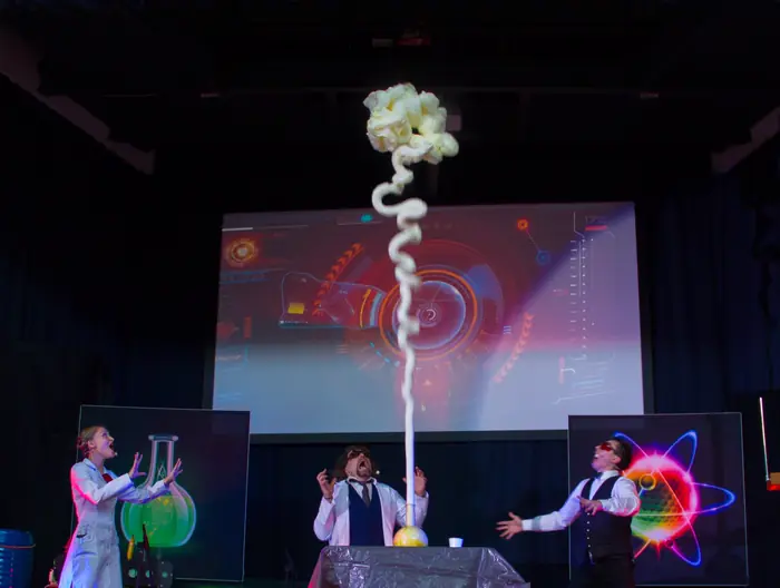Eine Schaumsäule schießt bei einem Chemie-Experiment in die Höhe