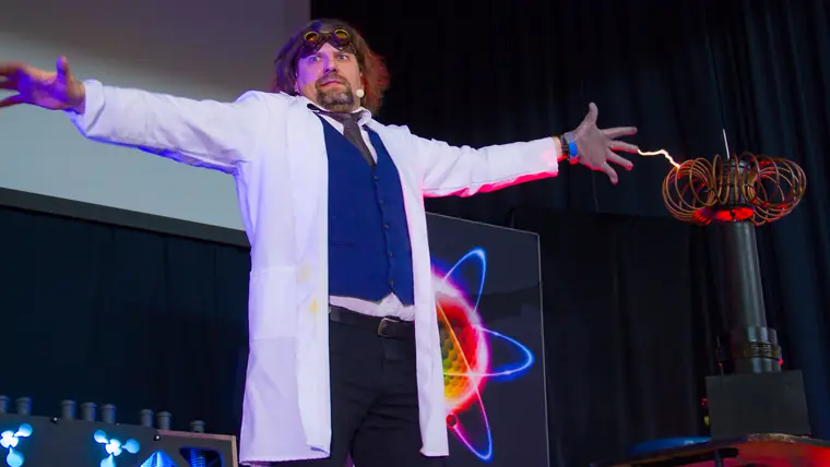 Wissenschaftler mit Blitzen aus einer Tesla-Spule